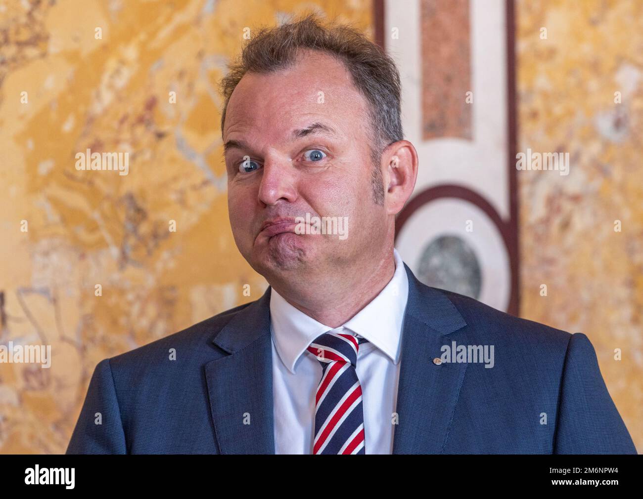 Schwerin, Germania. 05th Jan, 2023. Markus Biercher, il nuovo capo dell'Agenzia per l'occupazione settentrionale, guarda Manuela Schwesig (SPD), il Ministro Presidente del Meclemburgo-Pomerania occidentale, a una conferenza stampa congiunta nella cancelleria di Stato. Il nuovo capo della direzione regionale settentrionale dell'Agenzia del lavoro ha appoggiato il governo statale durante la sua visita inaugurale a Schwerin. L'attuale tasso di disoccupazione nel Meclemburgo-Pomerania occidentale è stato del 7,6% nel dicembre 2022. Credit: Jens Büttner/dpa/Alamy Live News Foto Stock