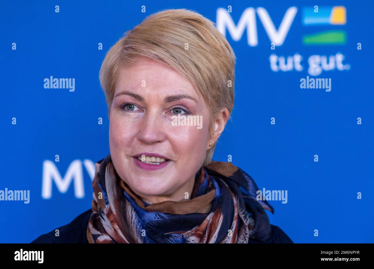 Schwerin, Germania. 05th Jan, 2023. Manuela Schwesig (SPD), Ministro Presidente del Meclemburgo-Pomerania occidentale, in una conferenza stampa con il nuovo capo dell'Agenzia per l'occupazione del Nord presso la Cancelleria di Stato. Il nuovo capo della direzione regionale settentrionale dell'Agenzia del lavoro ha appoggiato il governo statale durante la sua visita inaugurale a Schwerin. L'attuale tasso di disoccupazione nel Meclemburgo-Pomerania anteriore nel dicembre 2022 è stato del 7,6%. Credit: Jens Büttner/dpa/Alamy Live News Foto Stock
