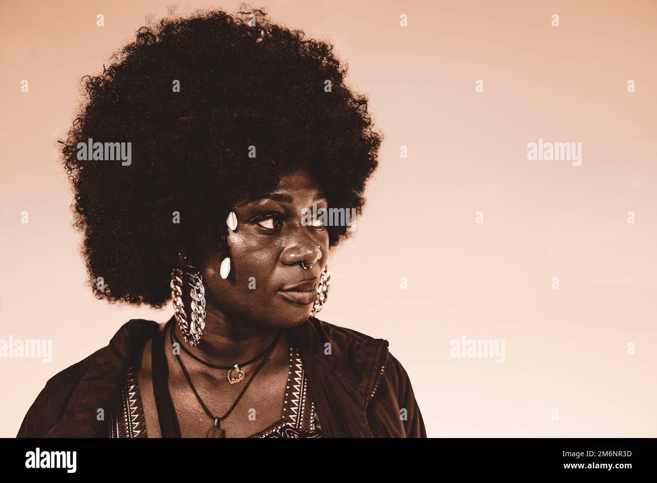 Donna con grandi capelli e orecchini in stile vecchio stile. Foto Stock