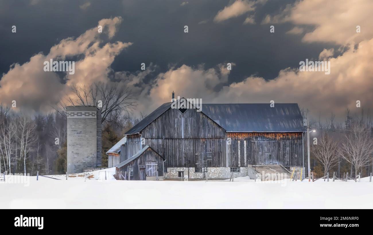 Un vecchio fienile rurale in una fredda giornata invernale in Ontario, Canada Foto Stock