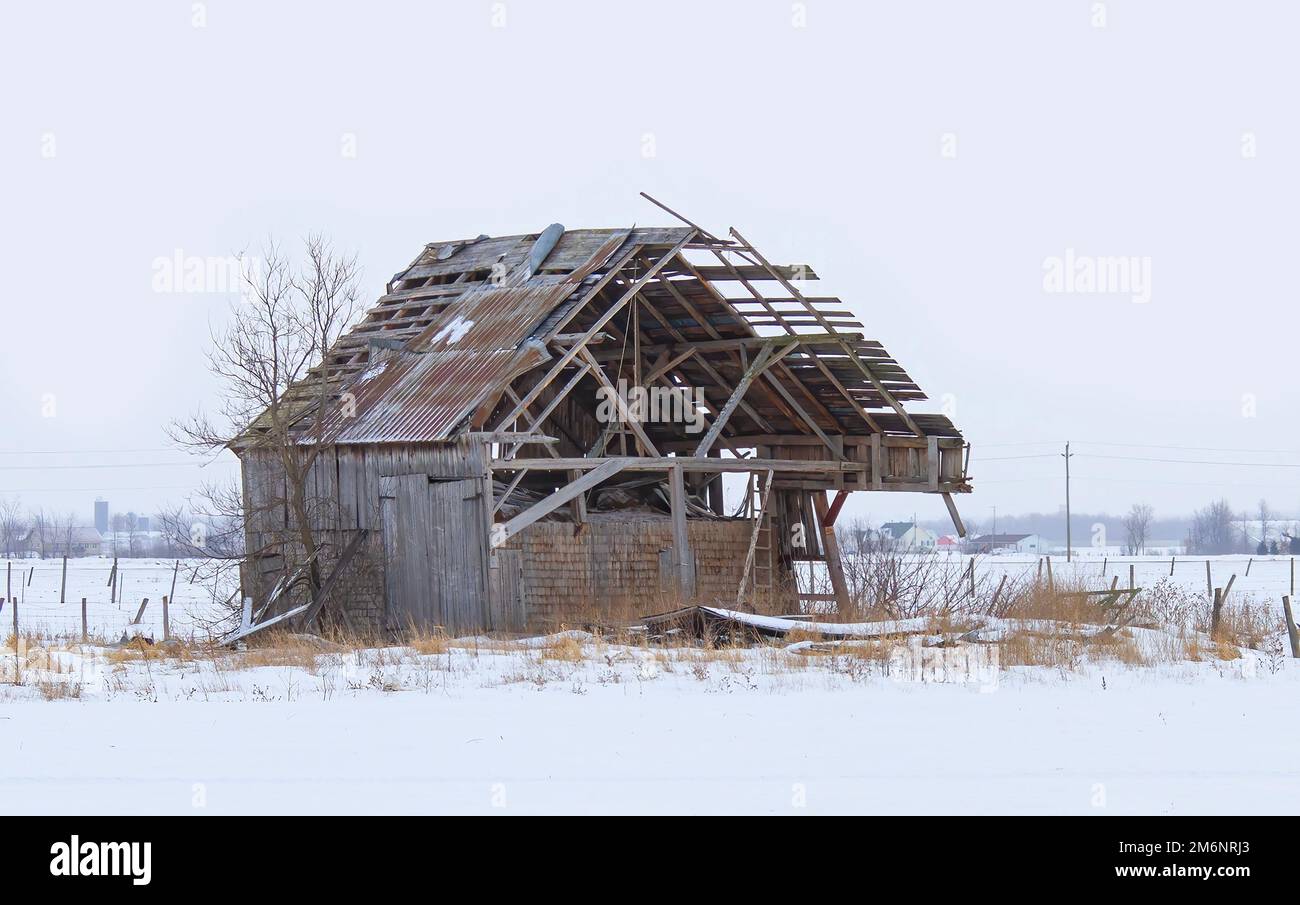 Un vecchio fienile abbandonato in un cortile vicino Ottawa, Canada Foto Stock