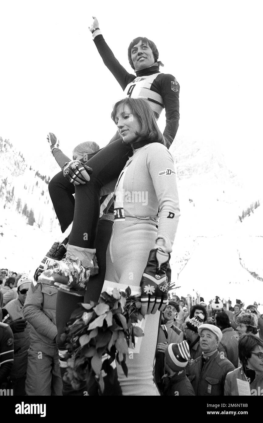 ROSI MITTERMAIER morì all'età di 72 anni dopo una lunga e grave malattia. FOTO ARCHIVIO: Rosi MITTERMAIER, Above, Germania, ski racer, allietate dopo la vittoria in discesa, sci alpino, è portato sulle spalle da Brigitte TOTSCHNIG, AUT, davanti, Fiore Ceremony, sorrisi, Cheers, jubilation, registrazione SW, 13 febbraio 1976. 1976 GIOCHI OLIMPICI INVERNALI a Innsbruck, Austria. SVEN SIMON#Prinzess-Luise-Strasse 41#45479 Muelheim/R uhr #tel. 0208/9413250#fax. 0208/9413260#GLSB bank, conto n.: 4030 025 100, BLZ 430 609 67# www.SvenSimon.net. Foto Stock