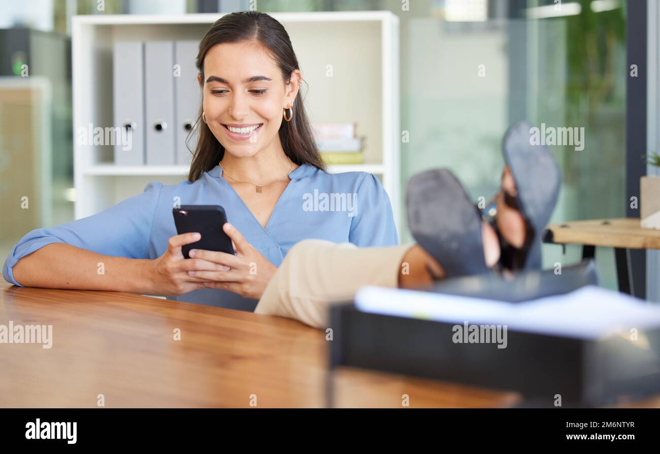 Telefono, relax e ufficio donna a scrivere social media post per il marketing digitale, la pubblicità online o fare ricerche su Internet web. Ragazza scrivere blog Foto Stock