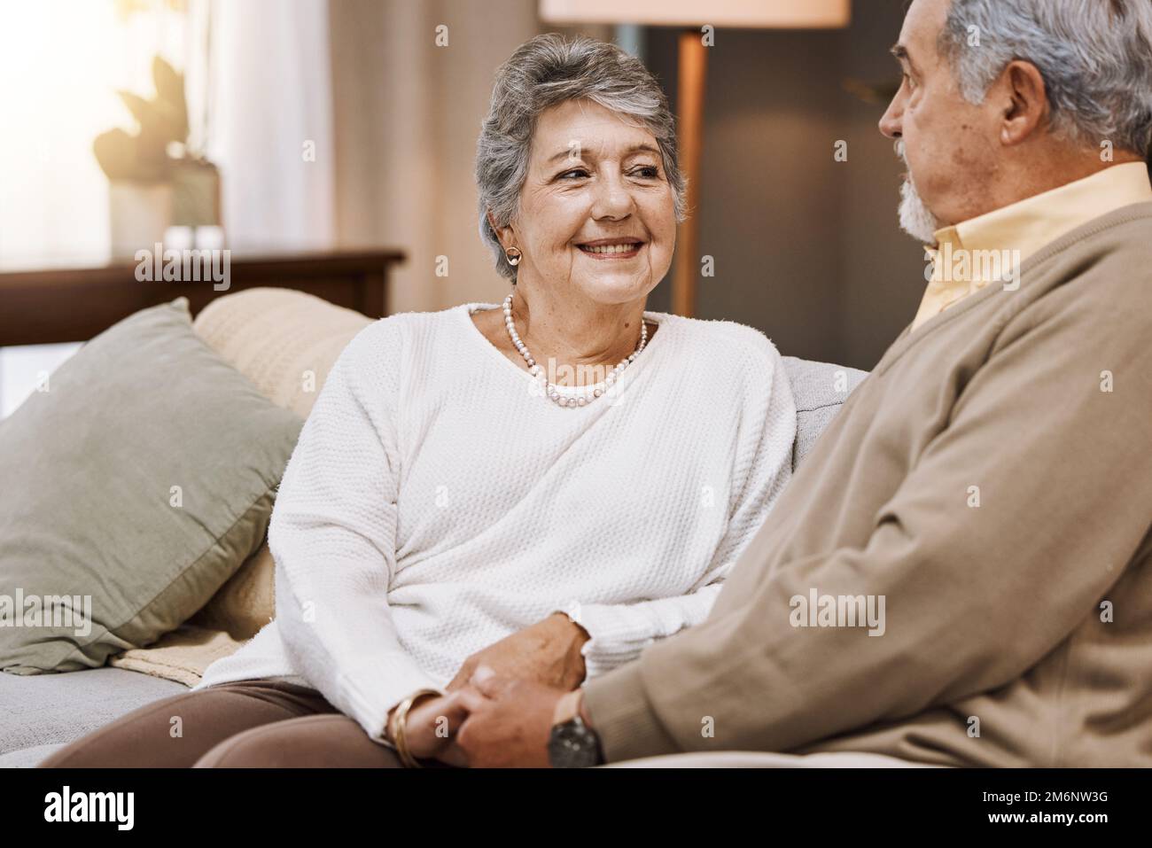 Anziani, coppia e matrimonio con impegno e pensione, trascorrere il tempo di qualità con amore e cura a casa di famiglia. Relazione, tenendo le mani con Foto Stock