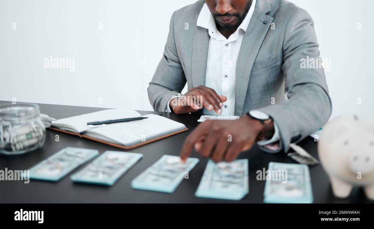 Contabilità, denaro e businessman pianificazione bilancio, investimenti finanziari e revisione su una calcolatrice. Cassa, profitto e ragioniere con controllo del reddito Foto Stock