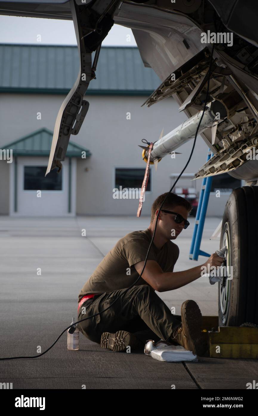NEGLI STATI UNITI Il capo dell'equipaggio dell'aeronautica militare con la 192nd Fighter Wing, Virginia Air National Guard, pulisce i cerchi del F-22 Raptor 3 maggio 2022, presso l'Air Dominance Center, un Combat Readiness Training Center, a Savannah, Georgia. Sentry Savannah 2022 è il primo esercizio contro-aereo della Guardia Nazionale aerea, che comprende 10 unità di aerei da combattimento di quarta e quinta generazione, che testa le capacità dei nostri combattenti in un ambiente simulato vicino ai pari e allena la prossima generazione di piloti da combattimento per la lotta di domani. Foto Stock