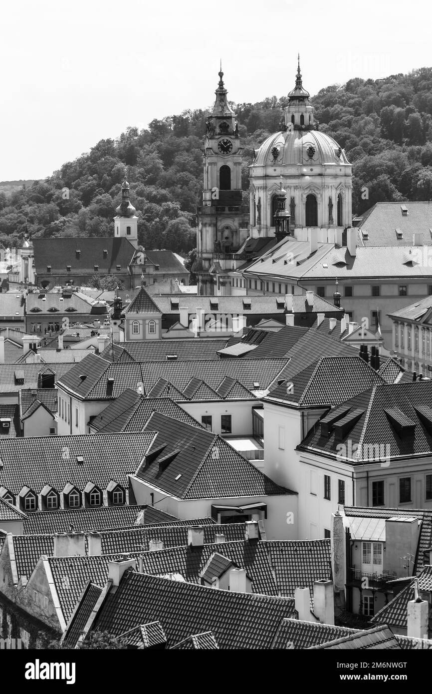 Sopra le strade e le case di Praga, una vista della città sui tetti, tegole rosse, ampie vedute ed edifici storici Foto Stock
