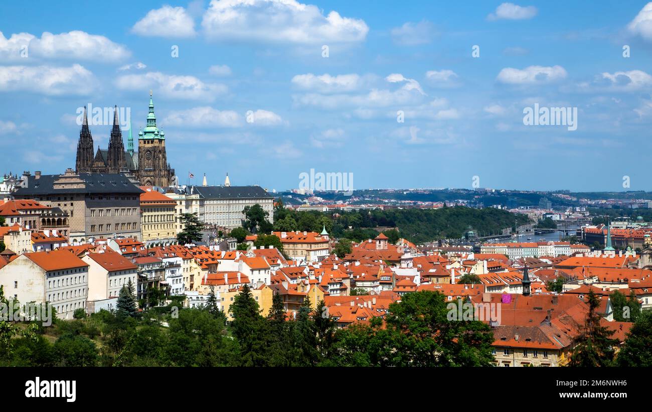 Sopra le strade e le case di Praga, una vista della città sui tetti, tegole rosse, ampie vedute ed edifici storici Foto Stock