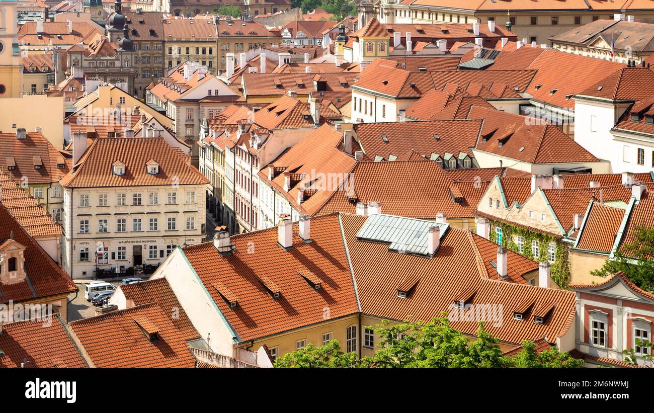 Sopra le strade e le case di Praga, una vista della città sui tetti, tegole rosse, ampie vedute ed edifici storici Foto Stock