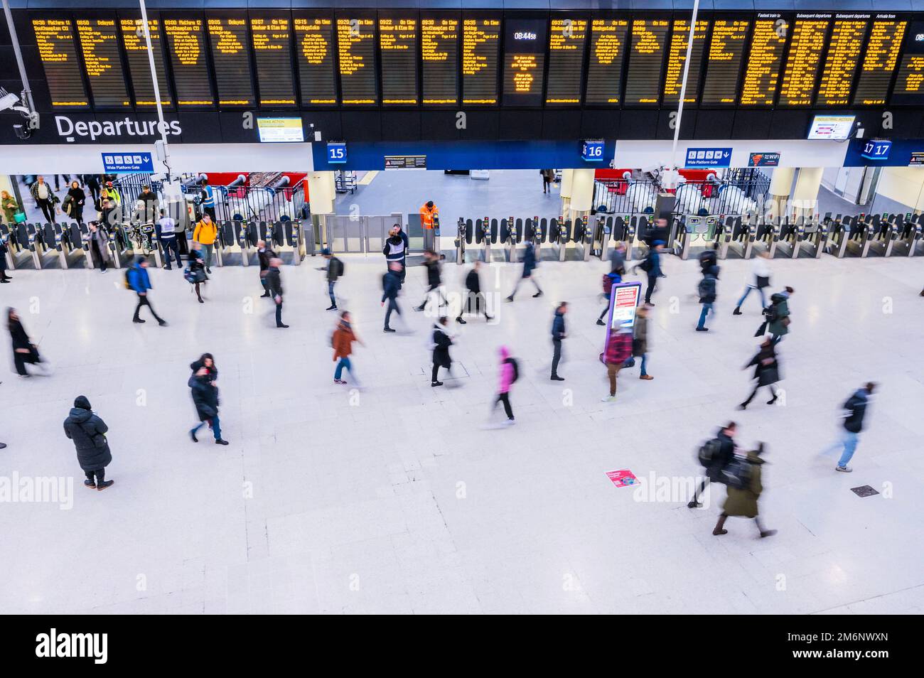 Londra, Regno Unito. 5th Jan, 2023. La gente continua ad arrivare nella speranza di far funzionare uno dei pochi treni. Molte delle piattaforme sono vuote, ma i treni continuano ad arrivare e a partire. L'ultimo colpo sulla rotaia condotto dal raccordo ASLEF. Credit: Guy Bell/Alamy Live News Foto Stock