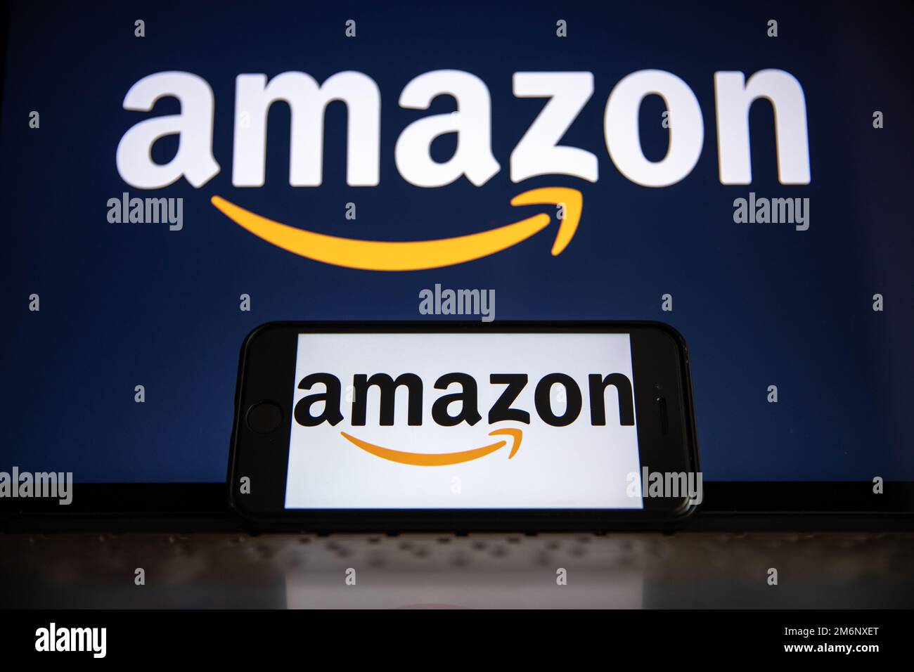 Turchia. 05th Jan, 2023. In questa illustrazione, il logo Amazon viene  visualizzato su uno smartphone e sullo schermo di un computer sullo sfondo.  Credit: SOPA Images Limited/Alamy Live News Foto stock -
