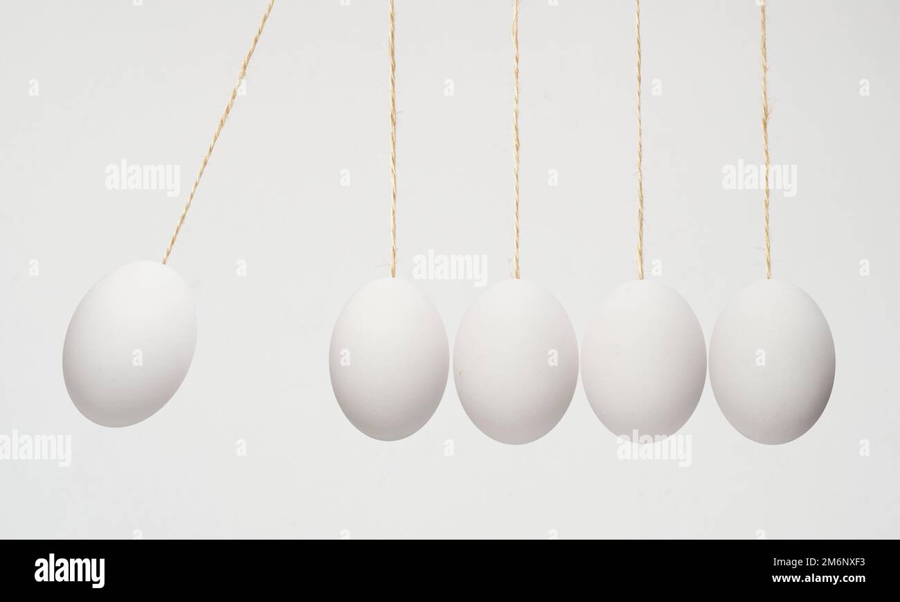 Gestione del rischio business concept.bouncing uova crude, attenta strategia di sviluppo e concetto di leadership Foto Stock