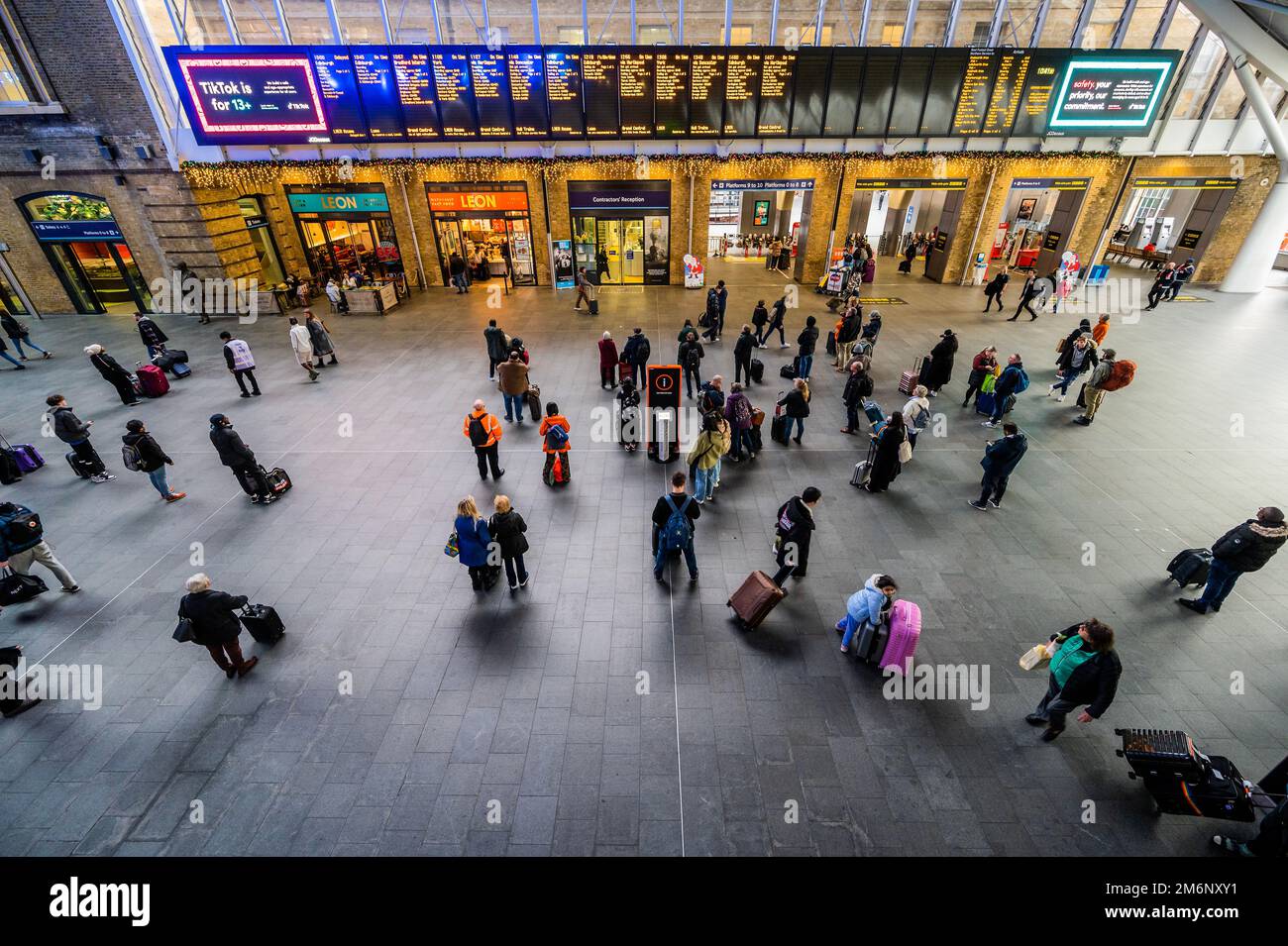 Londra, Regno Unito. 5th Jan, 2023. La gente continua ad arrivare nella speranza di far funzionare uno dei pochi treni. Molte delle piattaforme sono vuote, ma i treni continuano ad arrivare e a partire. L'ultimo colpo sulla rotaia condotto dal raccordo ASLEF. Credit: Guy Bell/Alamy Live News Foto Stock