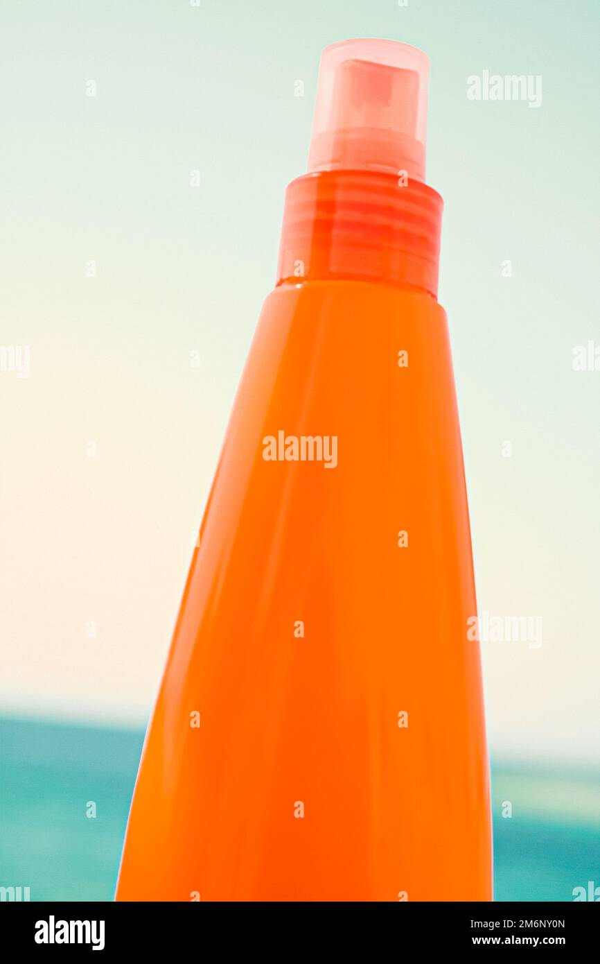 Crema solare, protezione spf e cura della pelle, bottiglia abbronzante sulla spiaggia, prodotti cosmetici per la bellezza e la cura della pelle Foto Stock