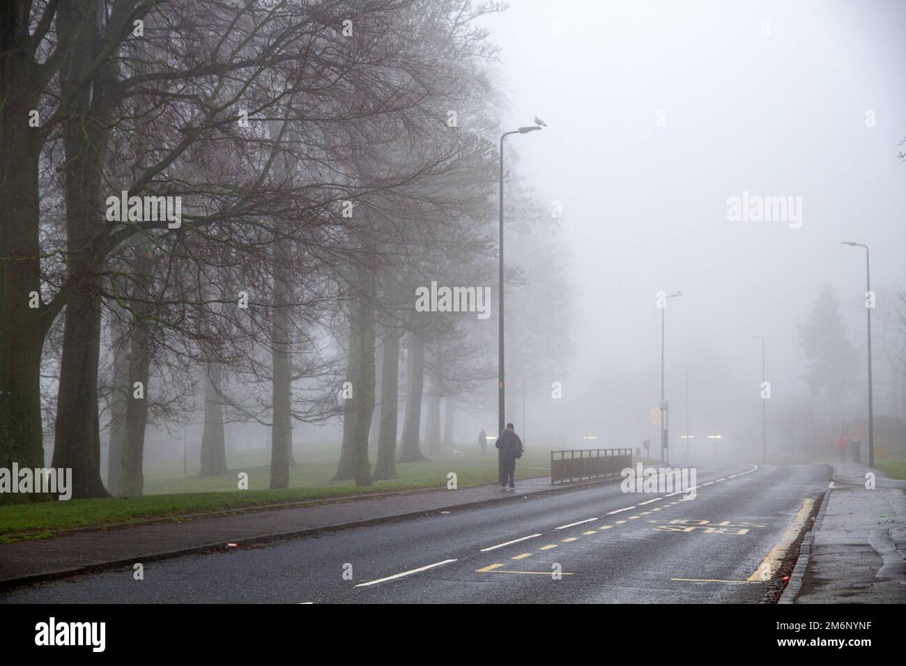 Dundee, Tayside, Scozia, Regno Unito. 5th Jan, 2023. UK Weather: Il nord-est della Scozia sta vivendo condizioni nebbie, con temperature che raggiungono i 5°C. La nebbia pesante che ha oscuro Ardler Village a Dundee è dovuta all'arrivo di condizioni miti, che si chiariranno più tardi nel giorno, portando il tempo più luminoso. Credit: Dundee Photographics/Alamy Live News Foto Stock