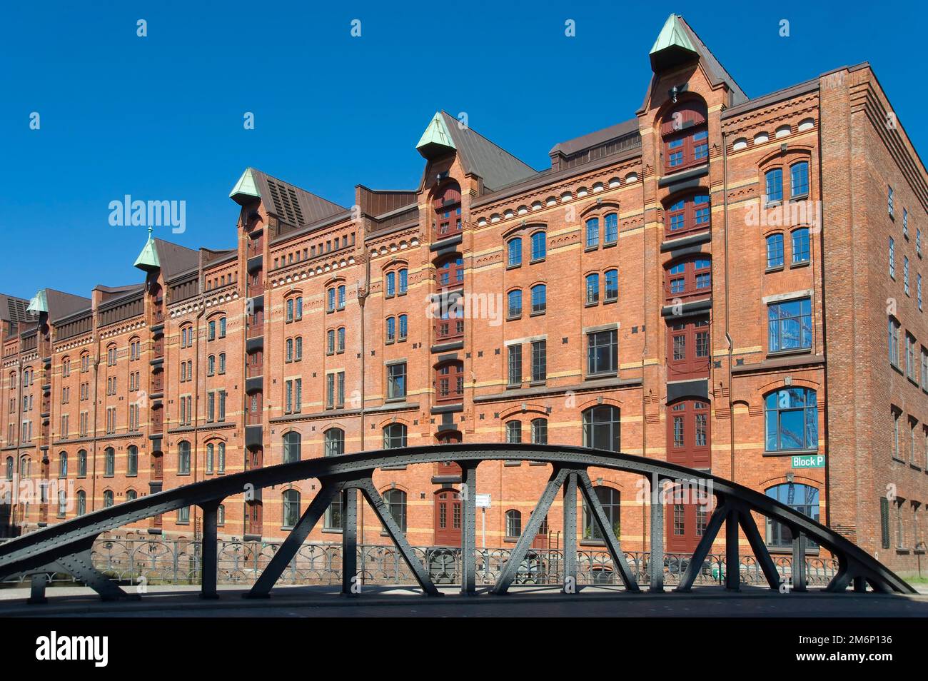 Magazzini lungo un canale nel quartiere di Speicherstadt, Brook’s Bridge, Amburgo, Germania Foto Stock