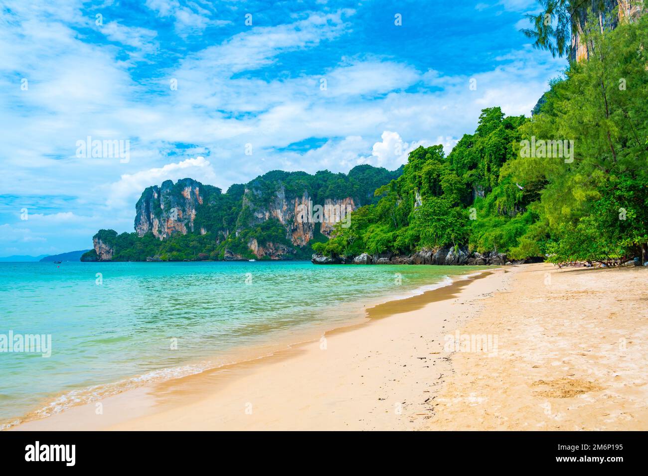 Barche a coda lunga a Railay Beach, Krabi, Thailandia. Paradiso tropicale, acqua turchese e sabbia bianca. Foto Stock