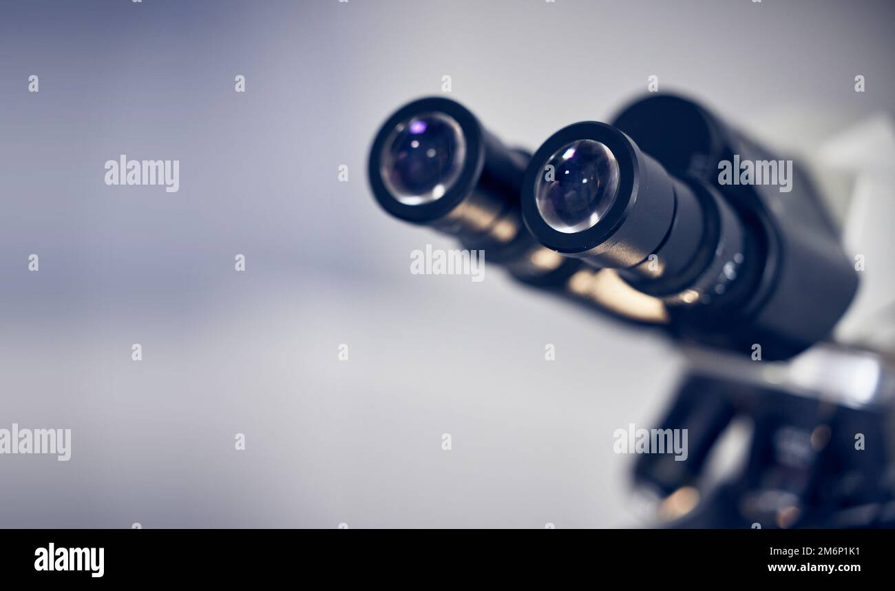 Microscopio, scienza e mockup con strumenti in laboratorio per la ricerca scientifica, la visione e l'esperimento. Innovazione con analisi medica, tecnologia e. Foto Stock