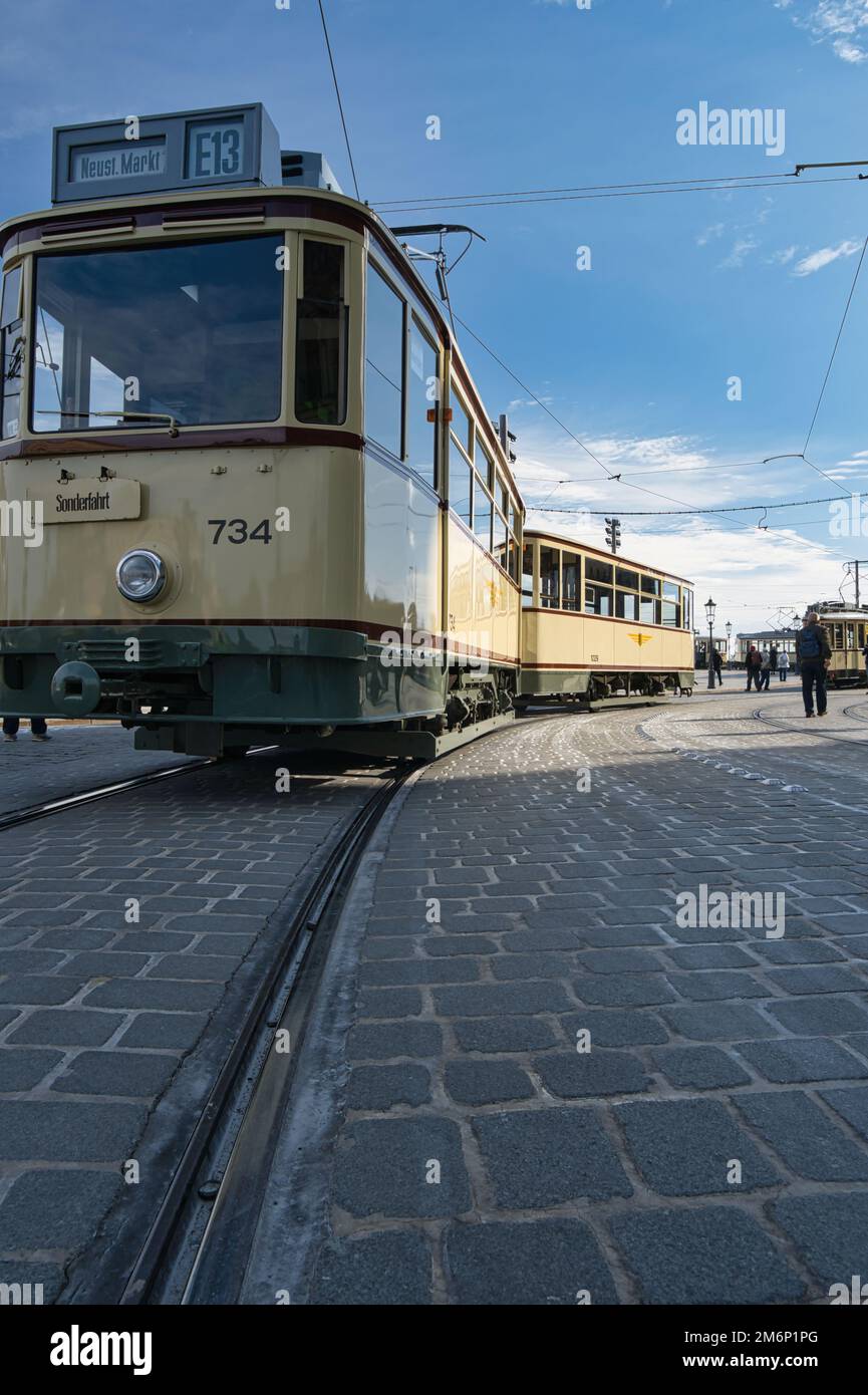 tram d'epoca sulla strada cittadina nel centro storico di dresda Foto Stock