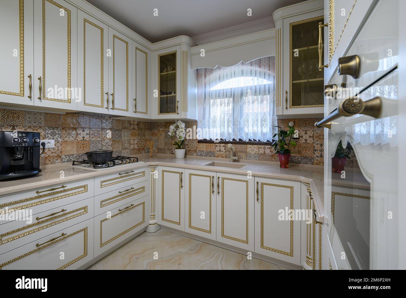 Bianco classico cucina accogliente e sala da pranzo in casa di città Foto Stock