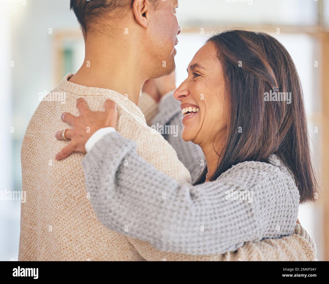 Coppia anziana felice, danzante e sorridente in casa, vacanza o celebrazione romantica con amore, legame e cura. Coppia, danza e felicità per il matrimonio Foto Stock