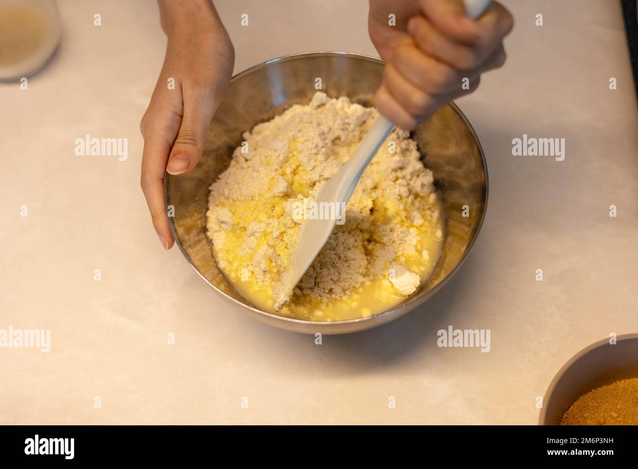 Preparare la pasta di hotteok del pane del biscotto prima della cottura, montare e impastare in una pasta dalle mani Foto Stock