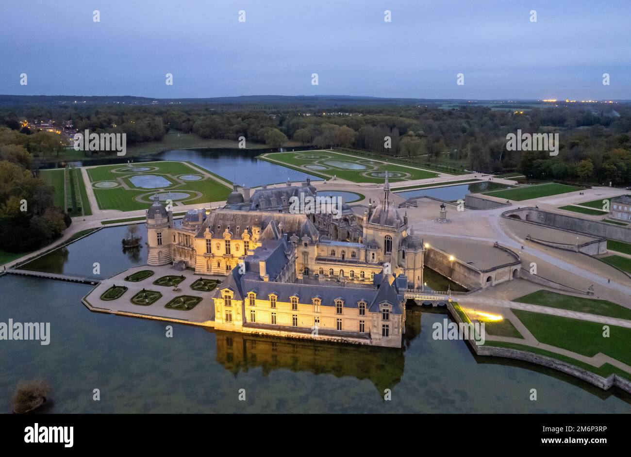 Francia, Oise (60), le Château de Chantilly et son jardin à la francese de André le Nôtre (vue aérienne) // Francia, Oise, il castello di Chantilly e. Foto Stock