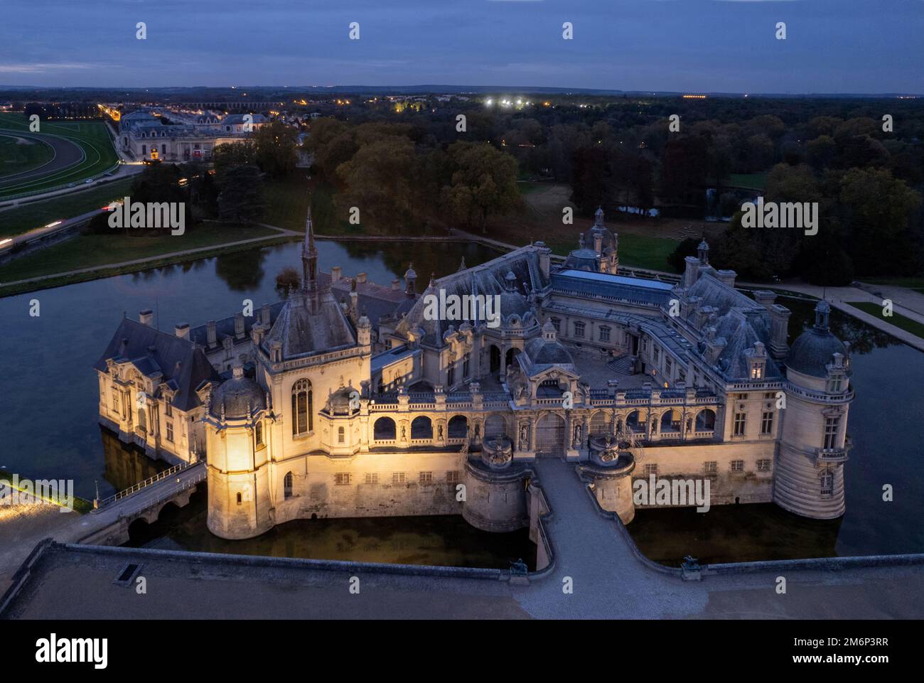 Francia, Oise (60), le Château de Chantilly et son jardin à la francese de André le Nôtre (vue aérienne) // Francia, Oise, il castello di Chantilly e. Foto Stock