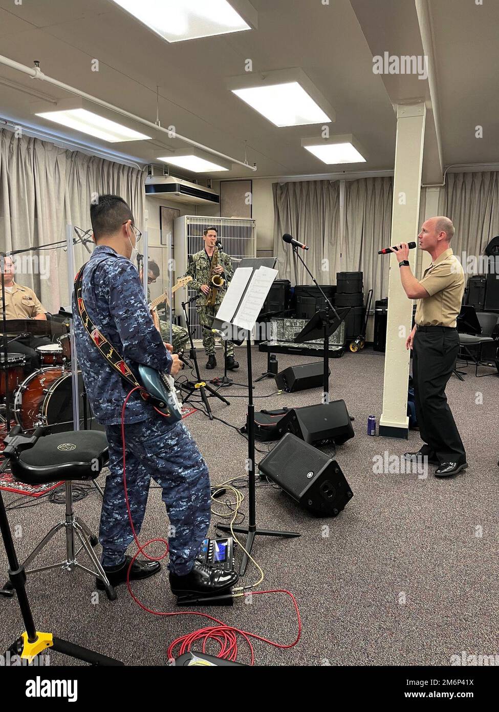 BASE COMUNE PEARL HARBOR-HICKAM, Hawaii (3 maggio 2022) musicisti assegnati a Commander, Stati Uniti L'ensemble rock della Pacific Fleet Band, "Pipeline", e i musicisti della Japan Maritime Self-Defense Force (JMSDF) della classe 2nd Yukari Miyake e Yushi Wakai, entrambi assegnati alla JMSDF Band di Tokyo, si esibiscono in preparazione alle esibizioni del Pacific Partnership 2022. La missione del Pacific Partnership è quella di lavorare insieme con le nazioni ospitanti e partner per migliorare l’interoperabilità regionale e le capacità di risposta alle catastrofi, aumentare la stabilità e la sicurezza nella regione e promuovere amicizie nuove e durature in tutta la regione Foto Stock