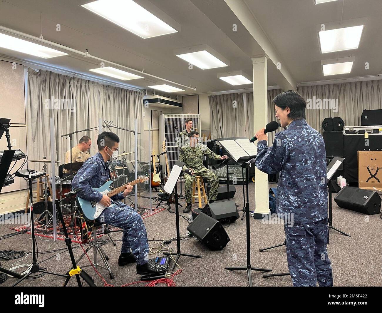 BASE COMUNE PEARL HARBOR-HICKAM, Hawaii (3 maggio 2022) musicisti assegnati a Commander, Stati Uniti L'ensemble rock della Pacific Fleet Band, "Pipeline", e i musicisti della Japan Maritime Self-Defense Force (JMSDF) della classe 2nd Yukari Miyake e Yushi Wakai, entrambi assegnati alla JMSDF Band di Tokyo, si esibiscono in preparazione alle esibizioni del Pacific Partnership 2022. La missione del Pacific Partnership è quella di lavorare insieme con le nazioni ospitanti e partner per migliorare l’interoperabilità regionale e le capacità di risposta alle catastrofi, aumentare la stabilità e la sicurezza nella regione e promuovere amicizie nuove e durature in tutta la regione Foto Stock