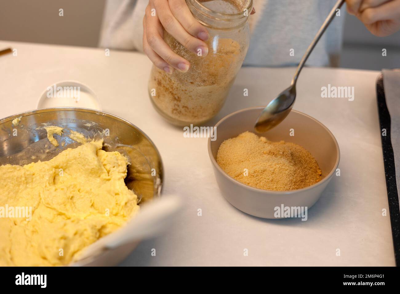 Preparare la pasta di hotteok del pane del biscotto prima della cottura, montare e impastare in una pasta dalle mani Foto Stock