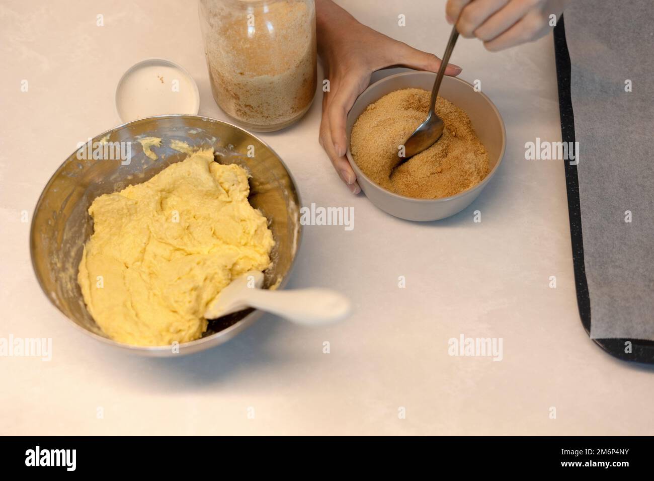 Preparare la pasta di hotteok del pane del biscotto prima della cottura, montare e impastare in una pasta dalle mani Foto Stock