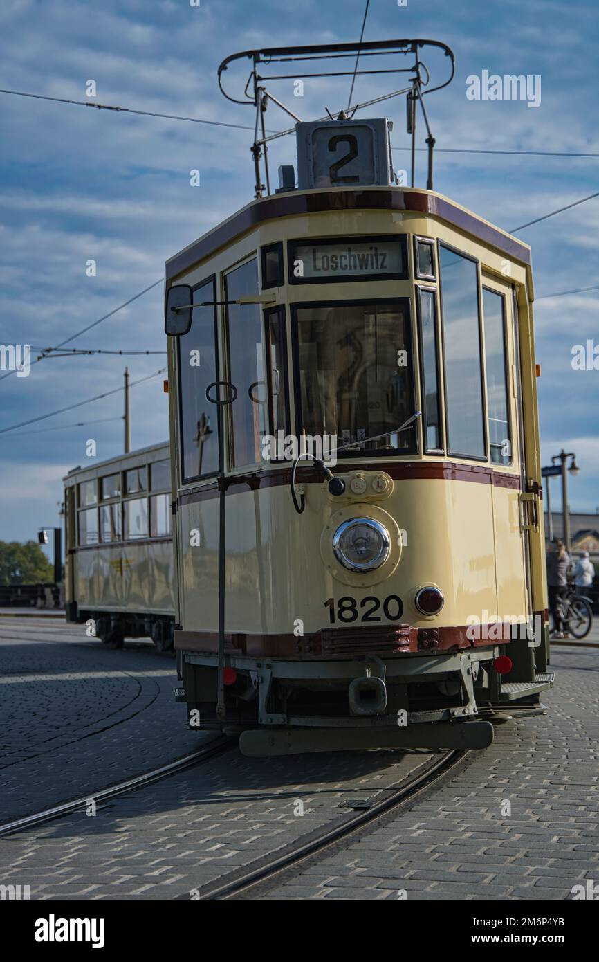 tram d'epoca sulla strada cittadina nel centro storico di dresda Foto Stock