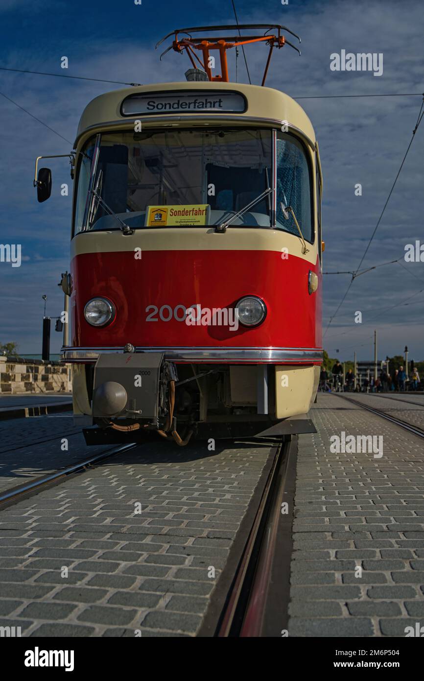 tram d'epoca sulla strada cittadina nel centro storico di dresda Foto Stock