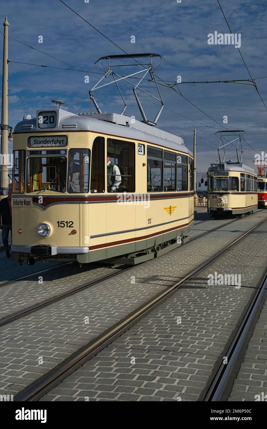 tram d'epoca sulla strada cittadina nel centro storico di dresda Foto Stock