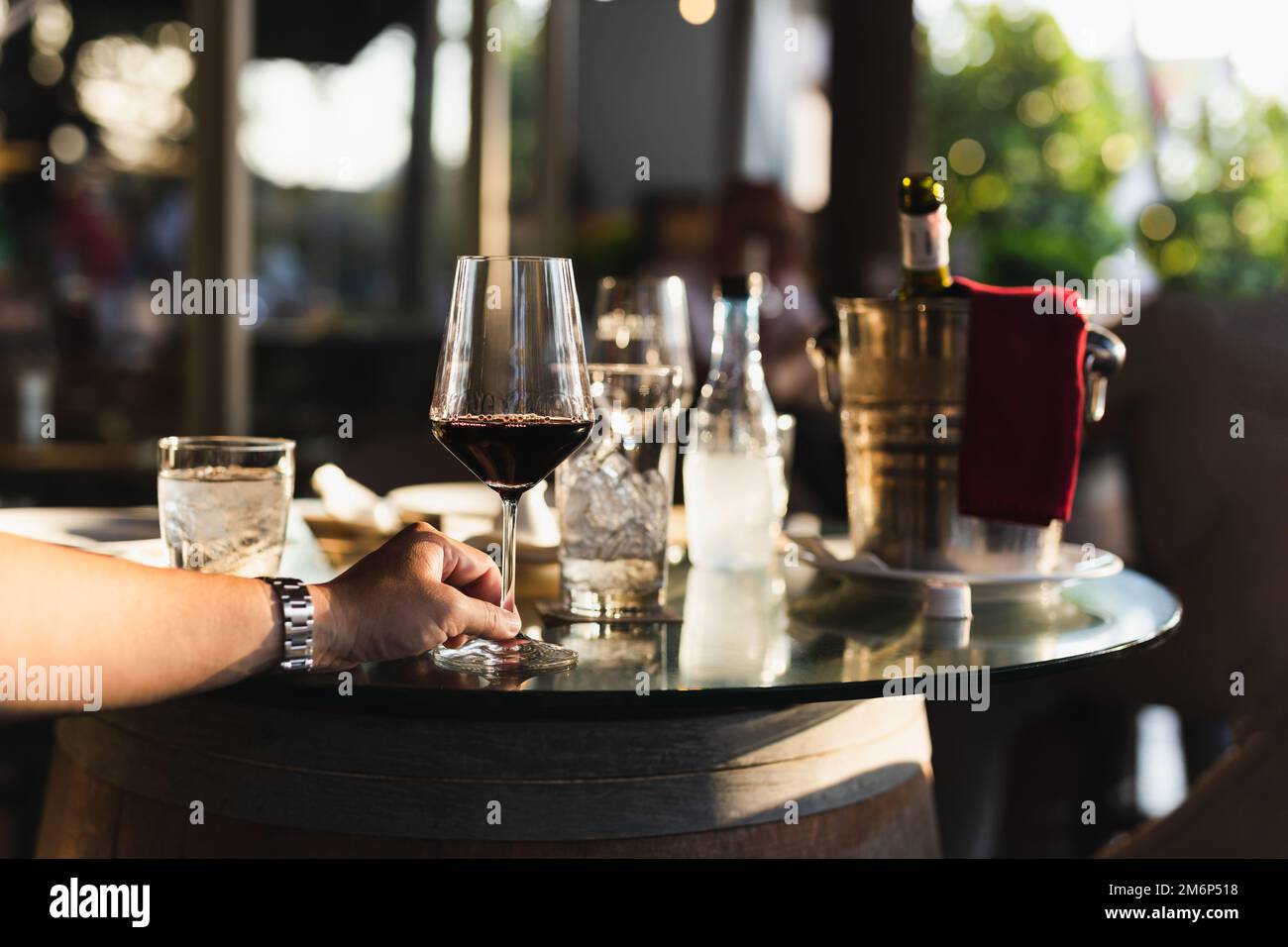 Un bicchiere di vino rosso nel ristorante al tavolo all'aperto. Foto Stock