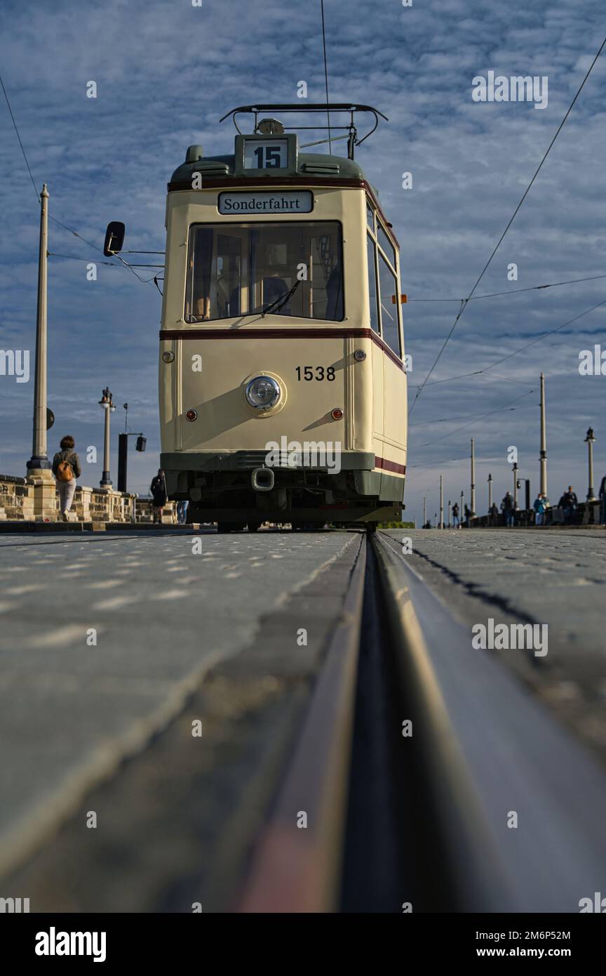 tram d'epoca sulla strada cittadina nel centro storico di dresda Foto Stock