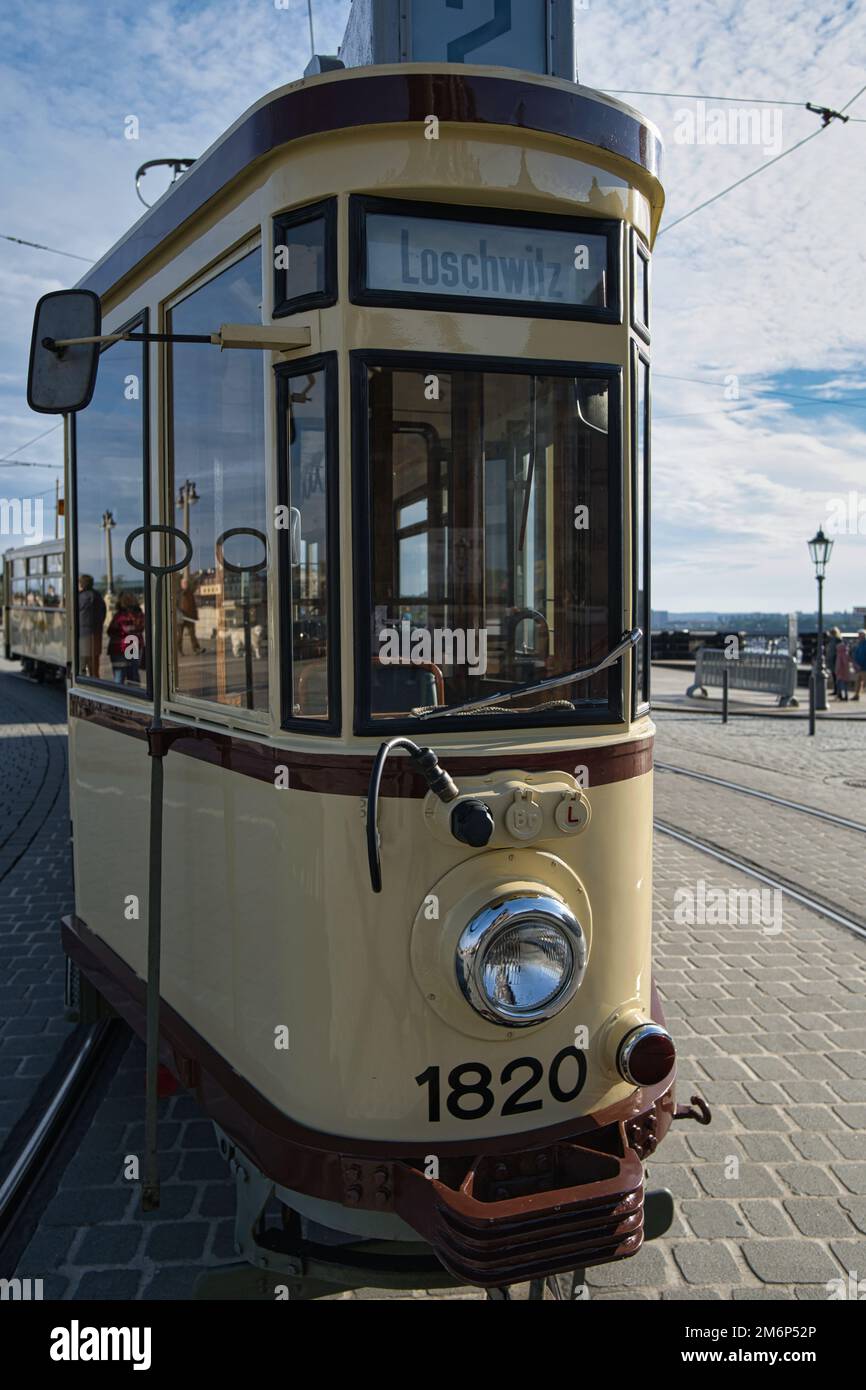 tram d'epoca sulla strada cittadina nel centro storico di dresda Foto Stock
