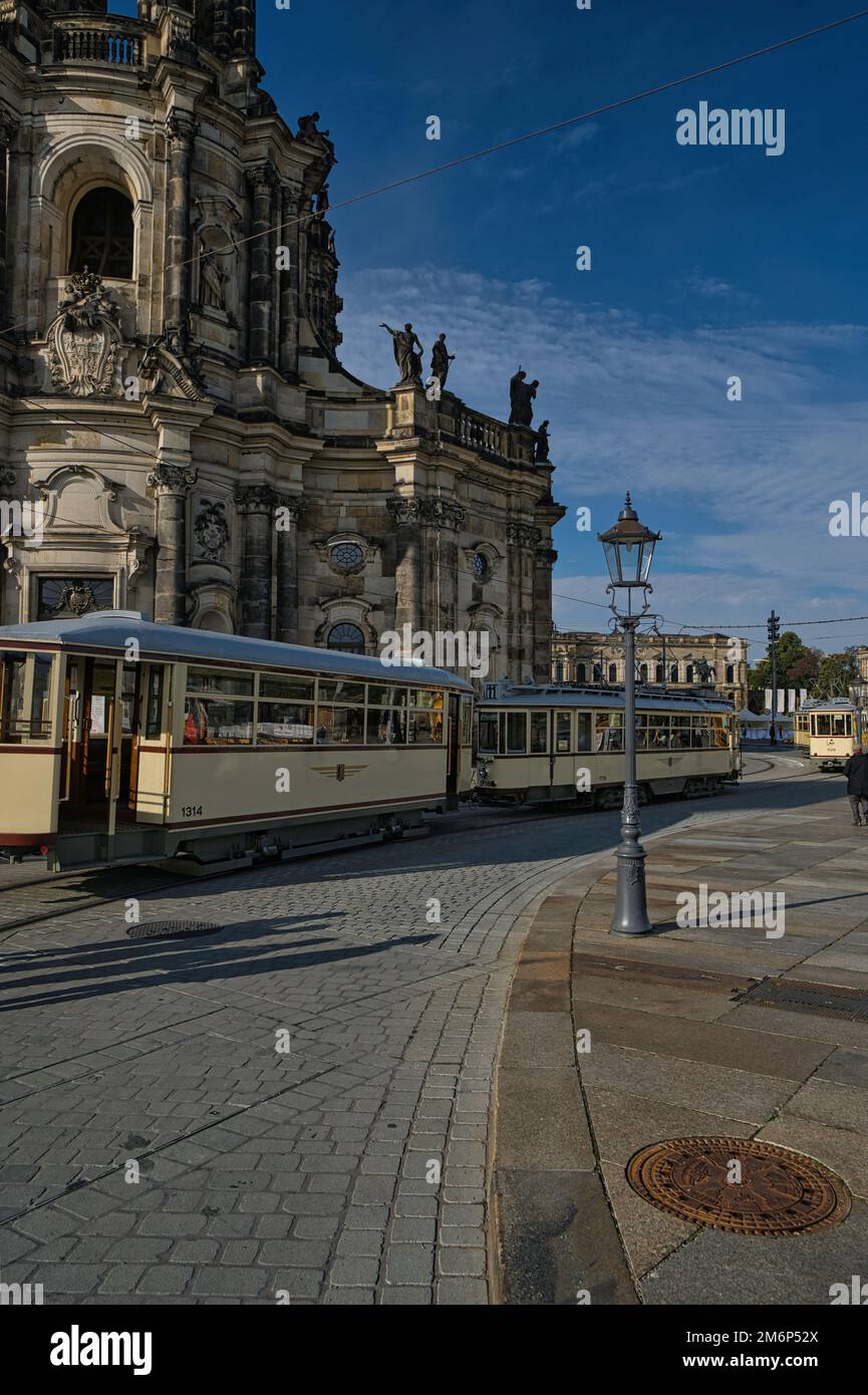 tram d'epoca sulla strada cittadina nel centro storico di dresda Foto Stock
