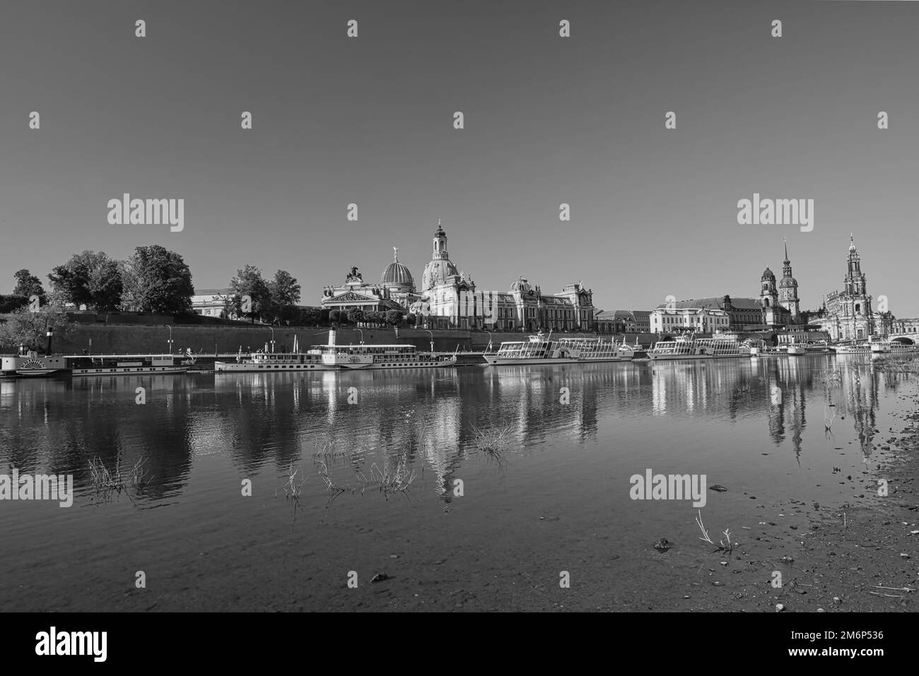 la città vecchia di dresda, vista dall'altra parte del fiume elba Foto Stock