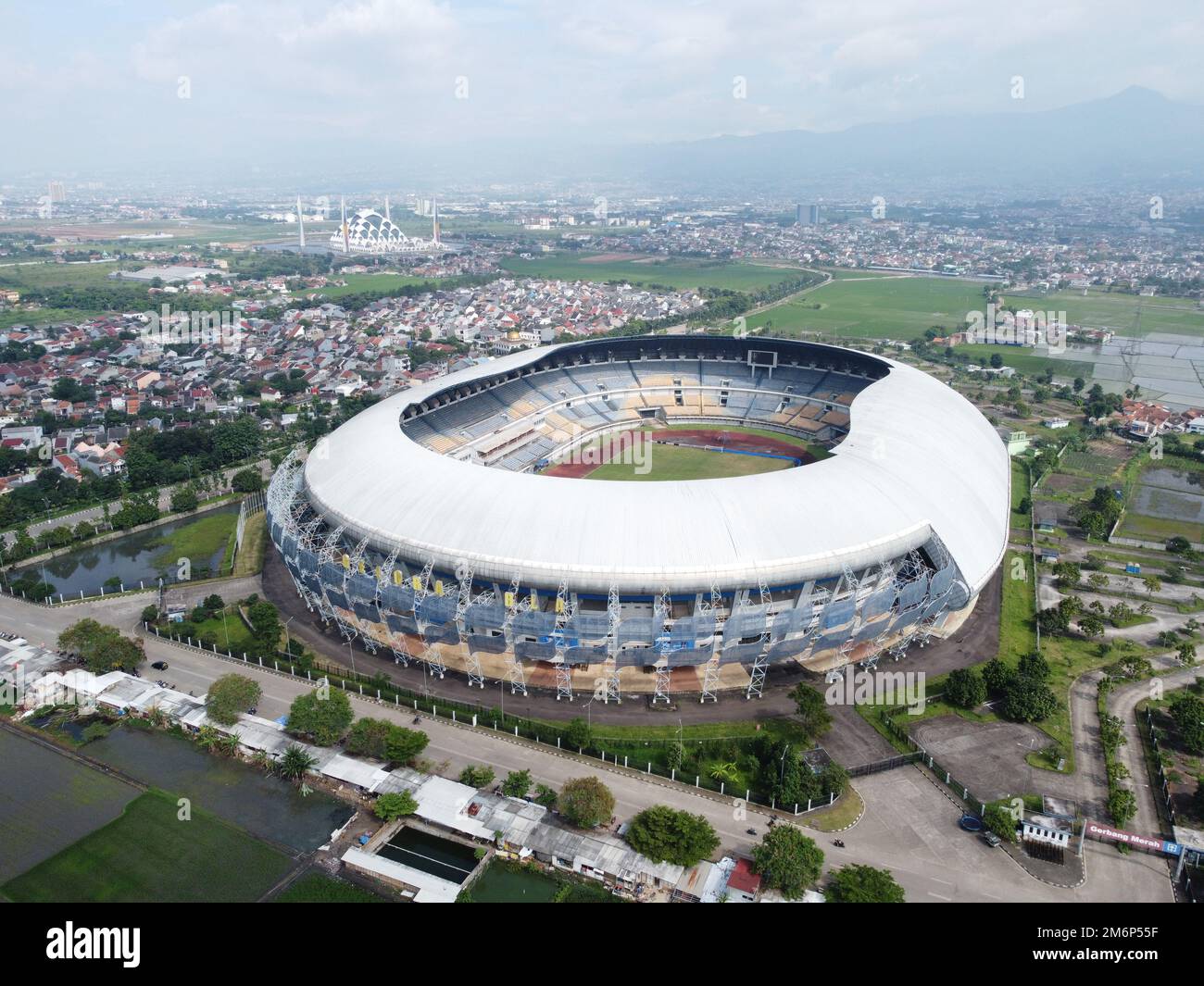 Bandung, Indonesia - 5 Gennaio 2023: Spettacolo di vedute aeree Gelora Bandung Lautan API Stadium al mattino. Foto Stock