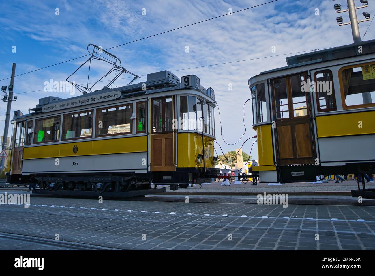 tram d'epoca sulla strada cittadina nel centro storico di dresda Foto Stock