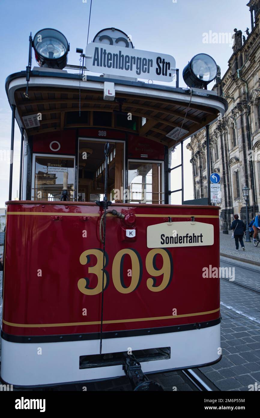 tram d'epoca sulla strada cittadina nel centro storico di dresda Foto Stock