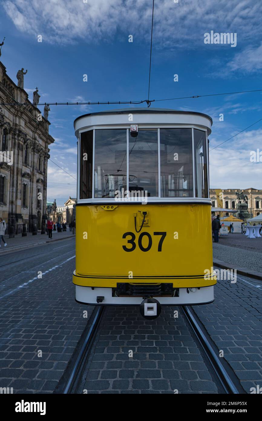 tram d'epoca sulla strada cittadina nel centro storico di dresda Foto Stock
