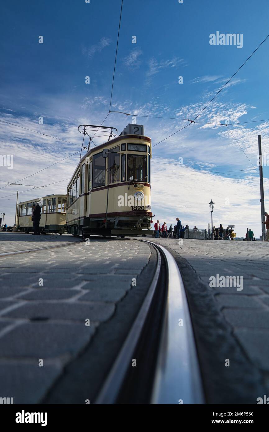 tram d'epoca sulla strada cittadina nel centro storico di dresda Foto Stock