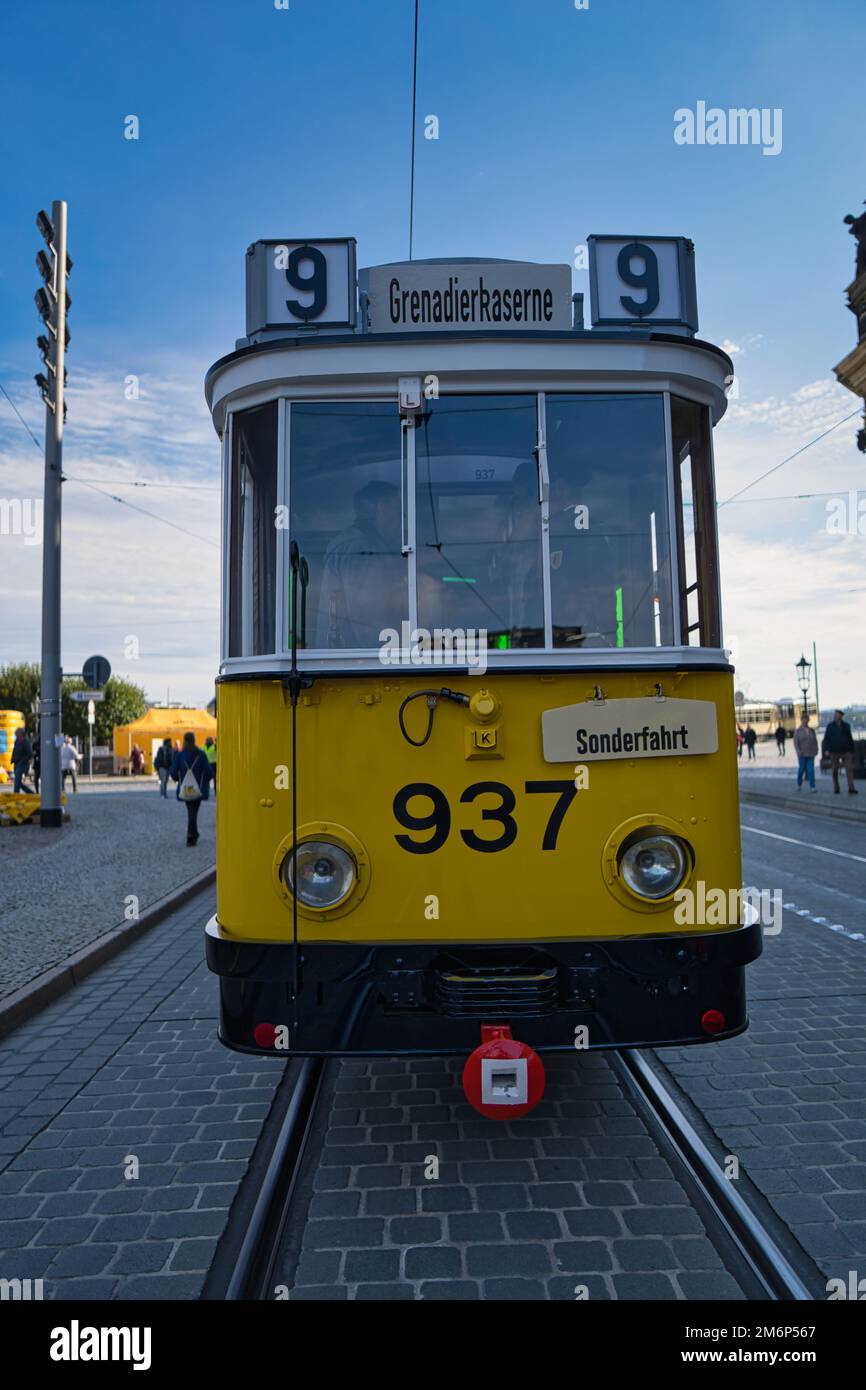 tram d'epoca sulla strada cittadina nel centro storico di dresda Foto Stock
