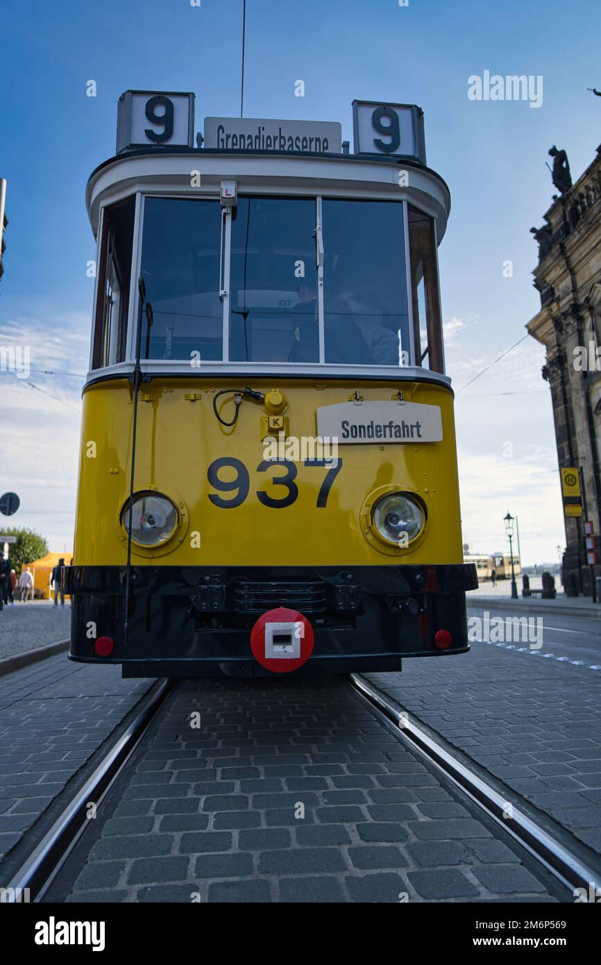 tram d'epoca sulla strada cittadina nel centro storico di dresda Foto Stock