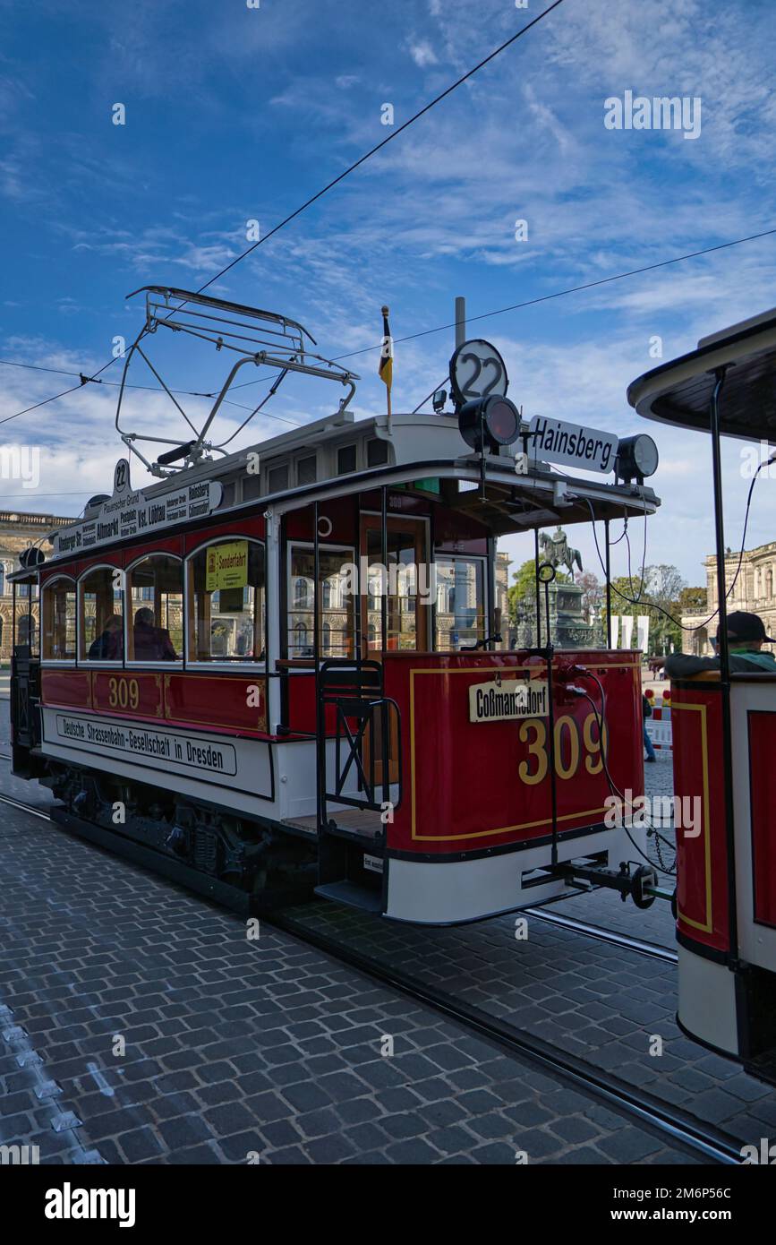tram d'epoca sulla strada cittadina nel centro storico di dresda Foto Stock