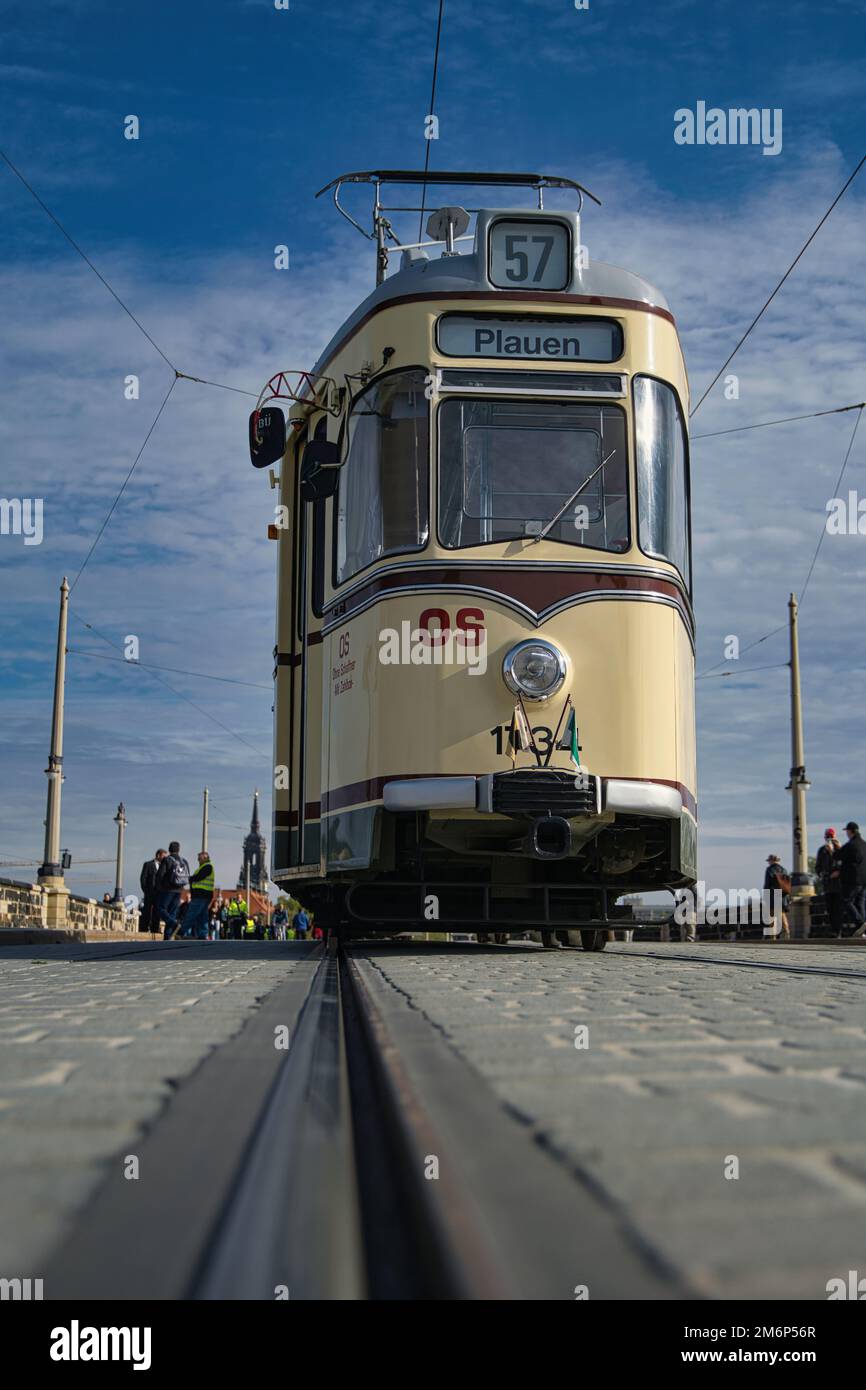 tram d'epoca sulla strada cittadina nel centro storico di dresda Foto Stock