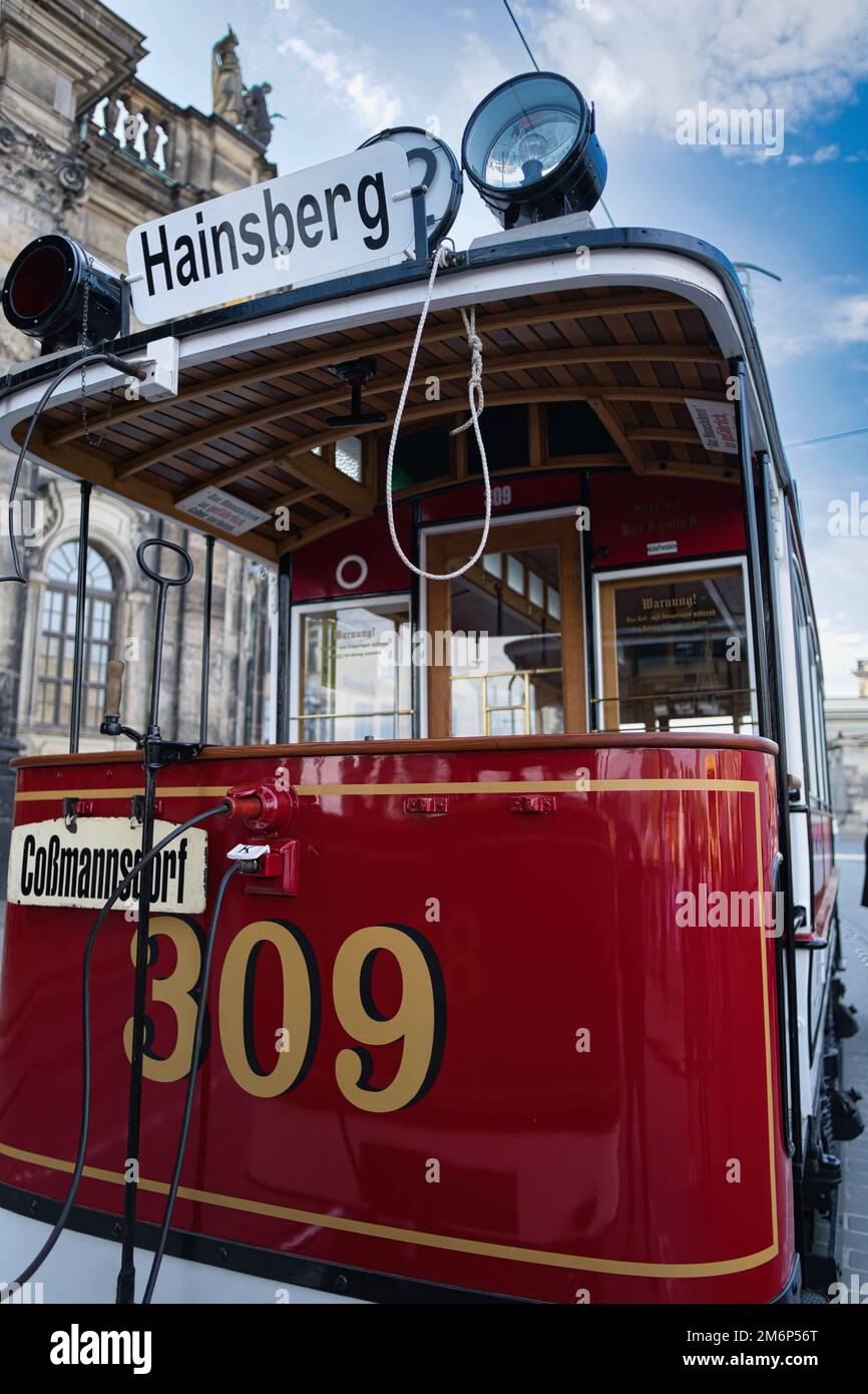tram d'epoca sulla strada cittadina nel centro storico di dresda Foto Stock